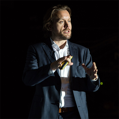 Image of Vidar Andersen on stage keynoting the RTL Digital Shapers conference